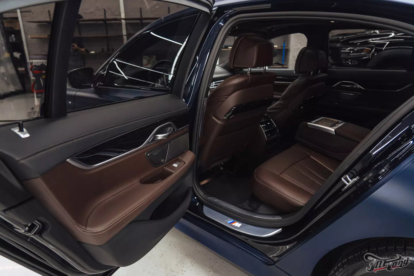 Оклейка BMW 7 в матовый винил и полиуретан. Антихром, окрас дисков и суппортов. Детейлинг